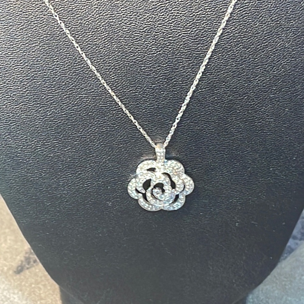Stunning 14k white gold Diamond flower pendant